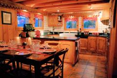 Chalet Pensées des Alpes - The dining area and kitchen